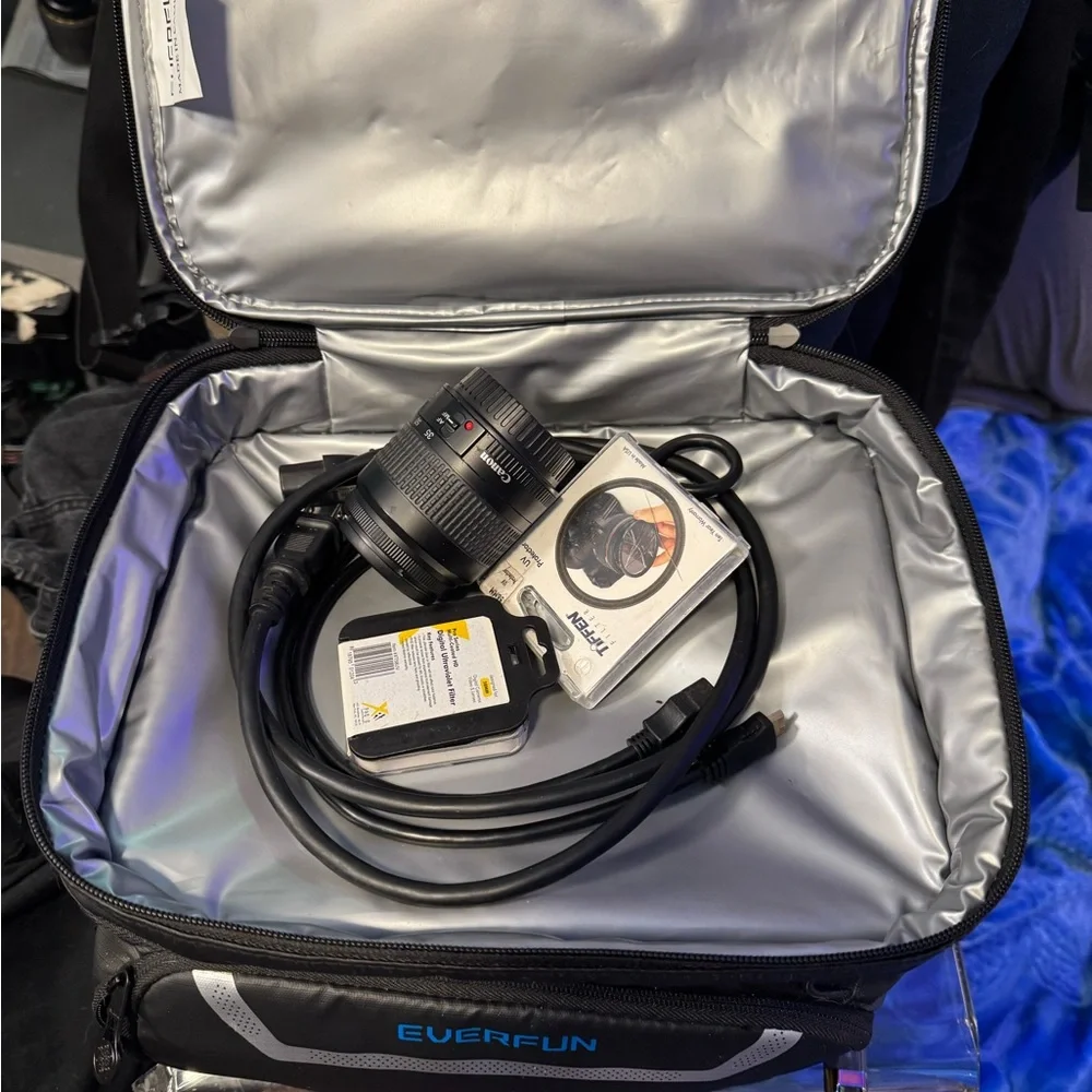 Minolta Maxxum 5000 Camera with Neewer Flash - Black